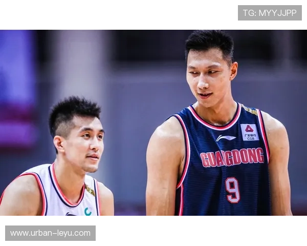 易建联这家伙，穿着篮球鞋出门逛奢侈品店那架势，朋友圈都快炸了啊！