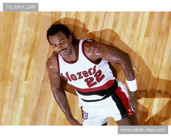 德雷克斯勒突破+无球配合效率提升明显，助攻占比优于同代选手