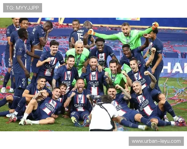 巴黎圣日耳曼管理危机爆发，战术体系混乱拖垮巨星，豪门地位摇摇欲坠！